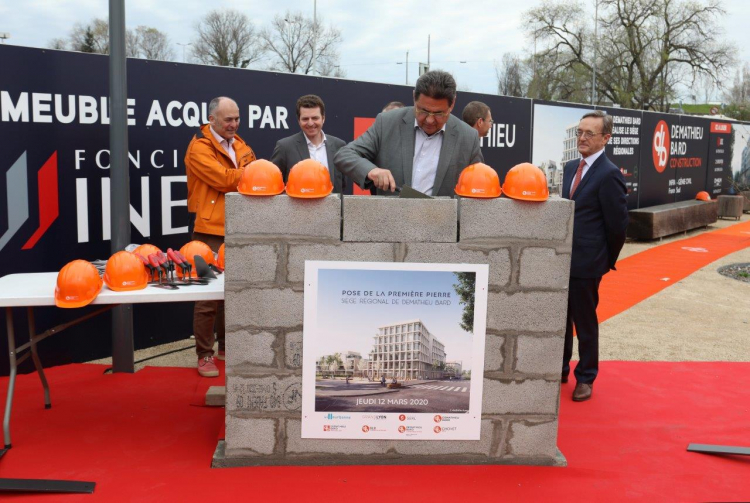 Le maire de Villeurbanne Jean-Paul Bret a posé la première pierre du futur siège régional du groupe Demathieu Bard.